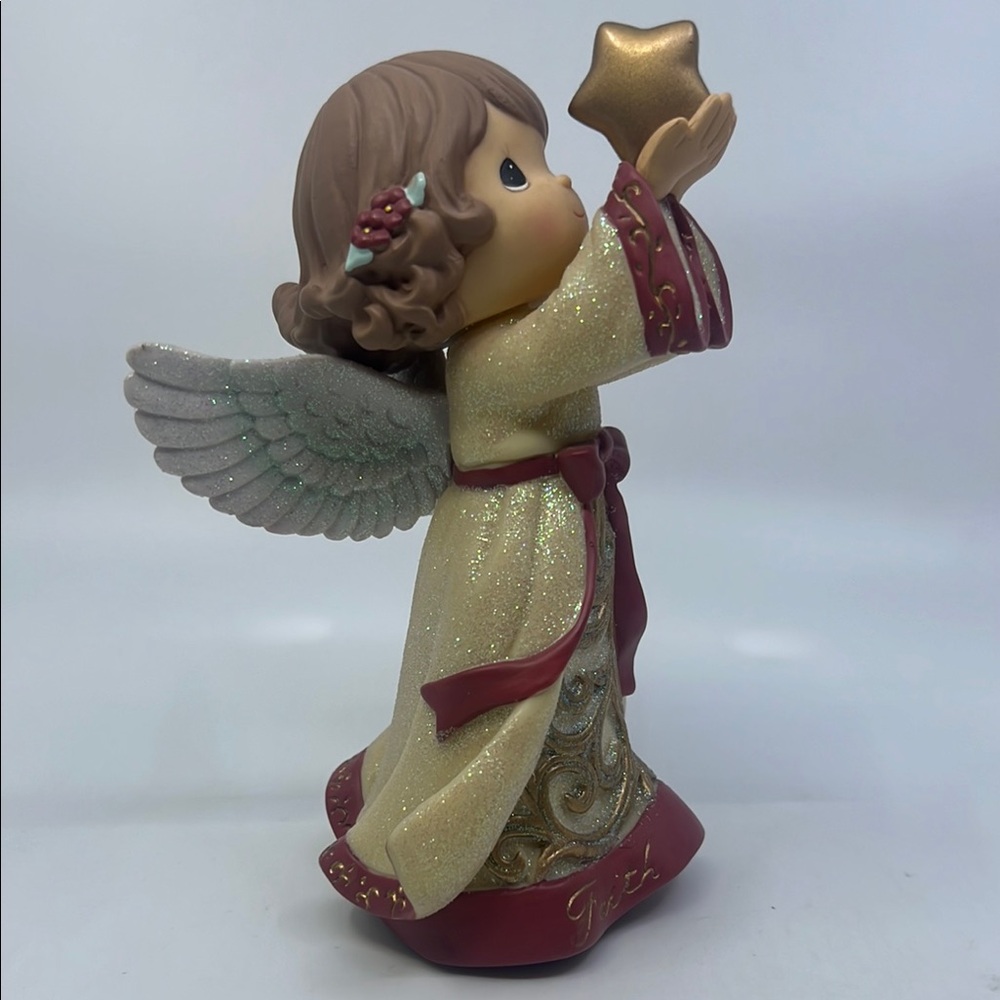 Precious Moment “Share The Gift Of Love” Faith Holiday Night Light.
